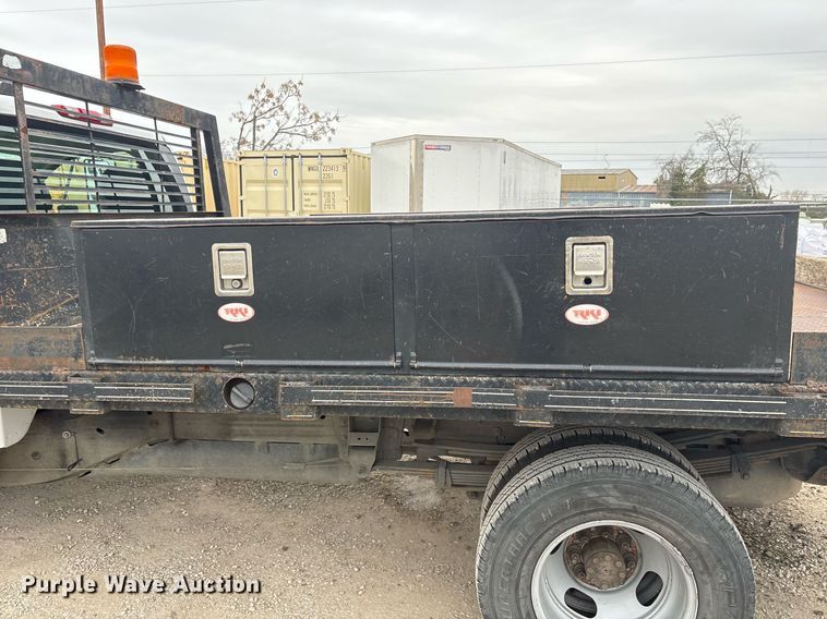 image for item EY9965 2007 Chevrolet Silverado 3500HD flatbed pickup truck