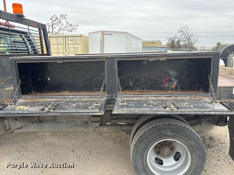 image for item EY9965 2007 Chevrolet Silverado 3500HD flatbed pickup truck