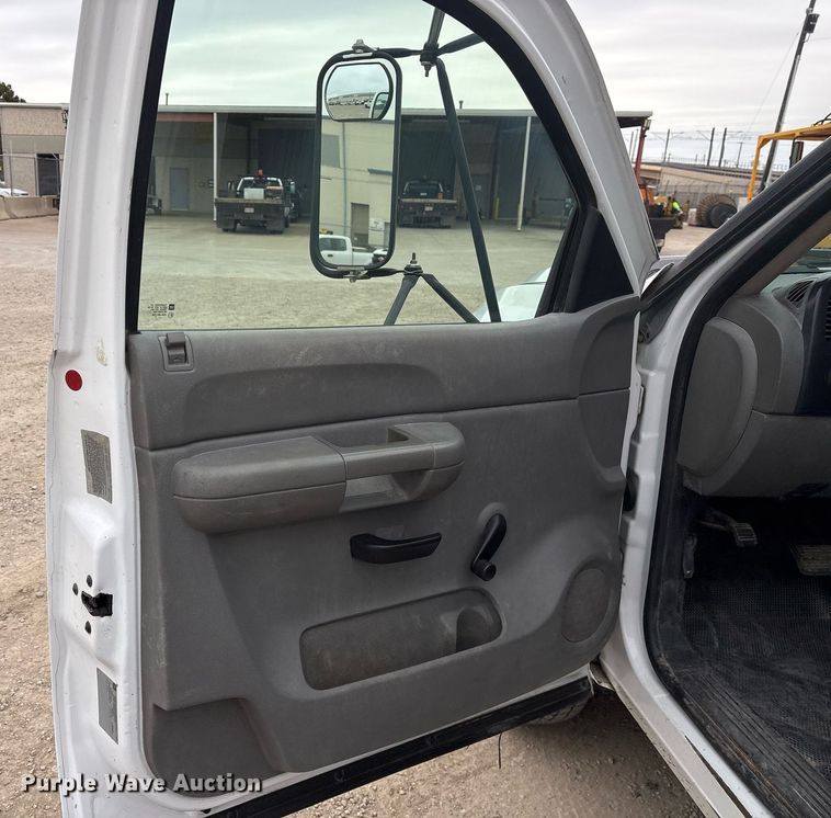 image for item EY9965 2007 Chevrolet Silverado 3500HD flatbed pickup truck