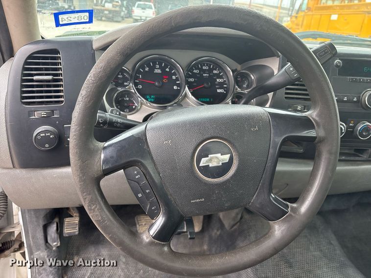 image for item EY9965 2007 Chevrolet Silverado 3500HD flatbed pickup truck