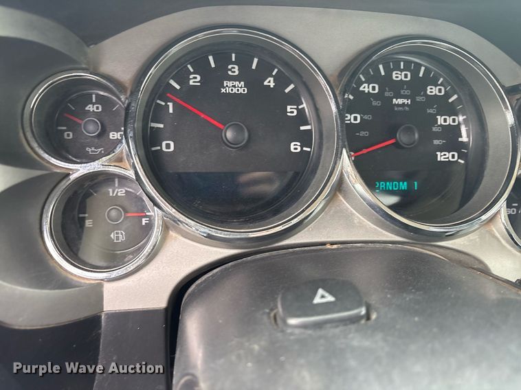 image for item EY9965 2007 Chevrolet Silverado 3500HD flatbed pickup truck