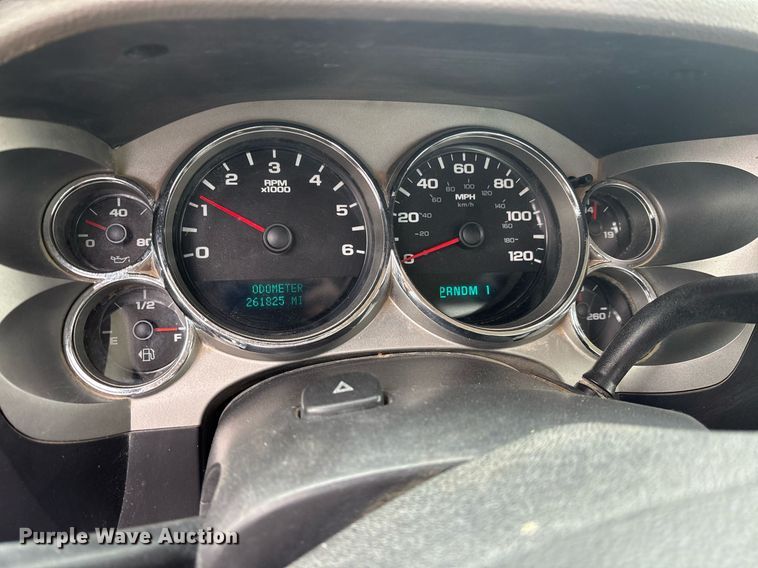 image for item EY9965 2007 Chevrolet Silverado 3500HD flatbed pickup truck