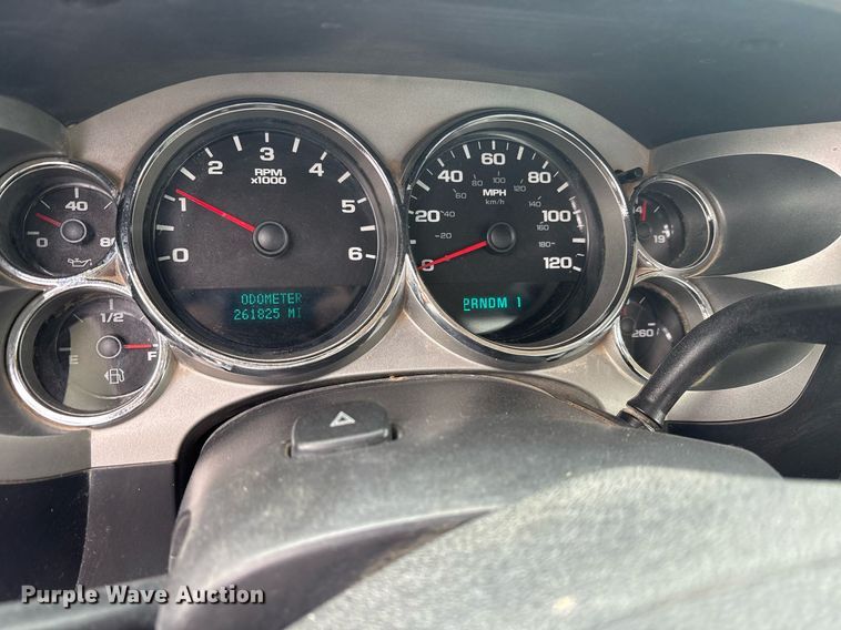 image for item EY9965 2007 Chevrolet Silverado 3500HD flatbed pickup truck