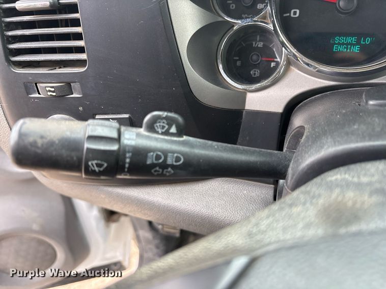 image for item EY9965 2007 Chevrolet Silverado 3500HD flatbed pickup truck