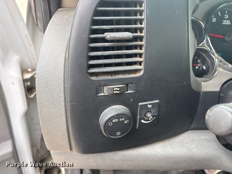 image for item EY9965 2007 Chevrolet Silverado 3500HD flatbed pickup truck