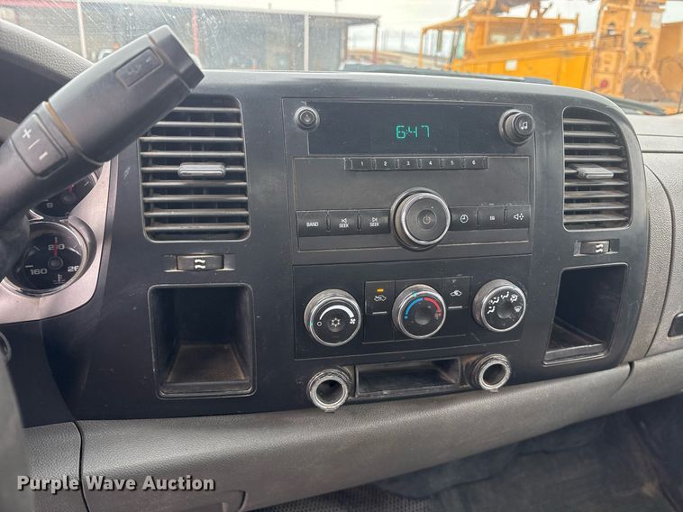 image for item EY9965 2007 Chevrolet Silverado 3500HD flatbed pickup truck