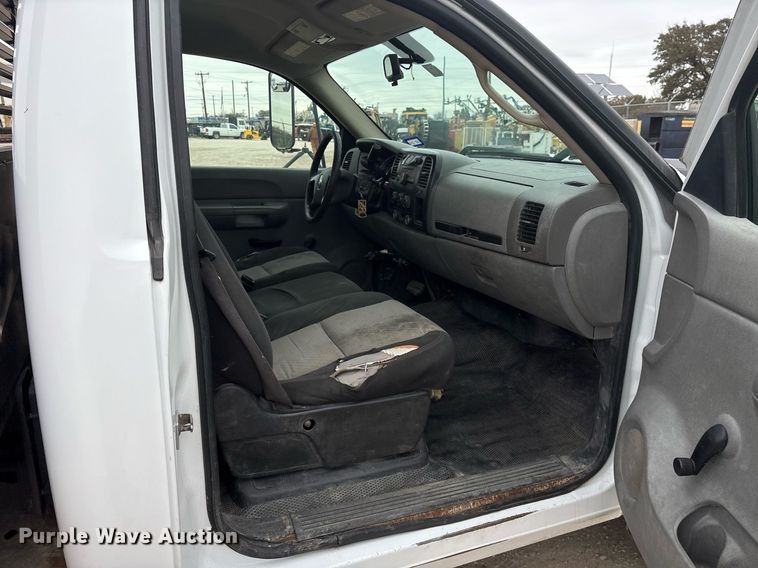 image for item EY9965 2007 Chevrolet Silverado 3500HD flatbed pickup truck