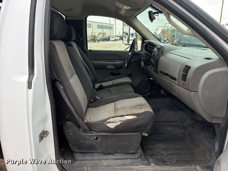 image for item EY9965 2007 Chevrolet Silverado 3500HD flatbed pickup truck