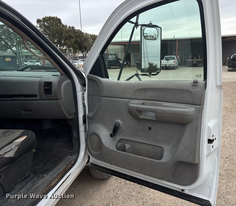 image for item EY9965 2007 Chevrolet Silverado 3500HD flatbed pickup truck