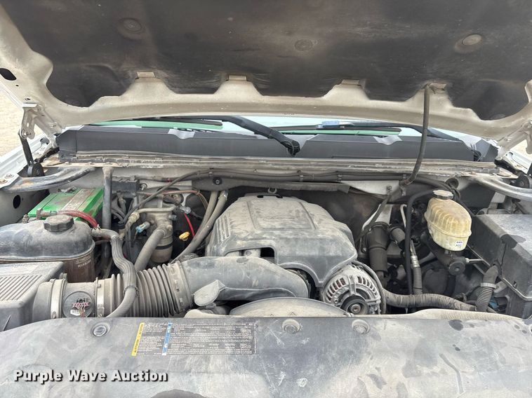 image for item EY9965 2007 Chevrolet Silverado 3500HD flatbed pickup truck