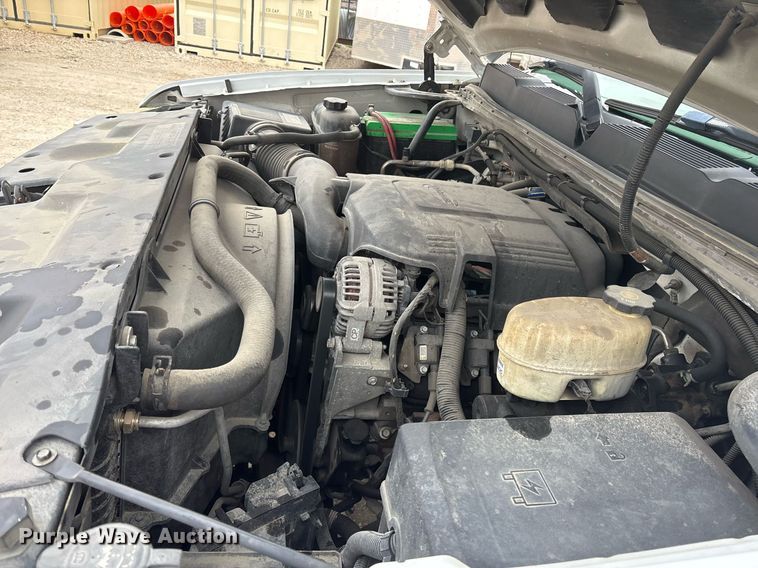 image for item EY9965 2007 Chevrolet Silverado 3500HD flatbed pickup truck