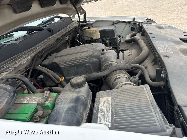 image for item EY9965 2007 Chevrolet Silverado 3500HD flatbed pickup truck