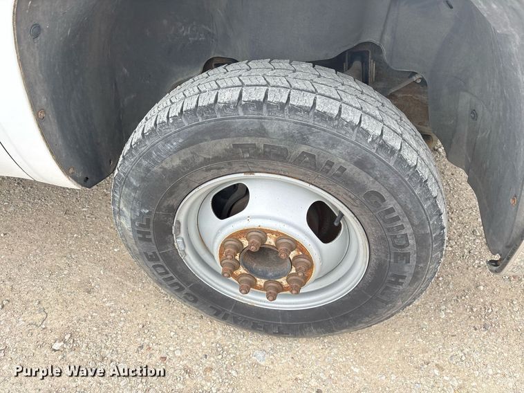 image for item EY9965 2007 Chevrolet Silverado 3500HD flatbed pickup truck