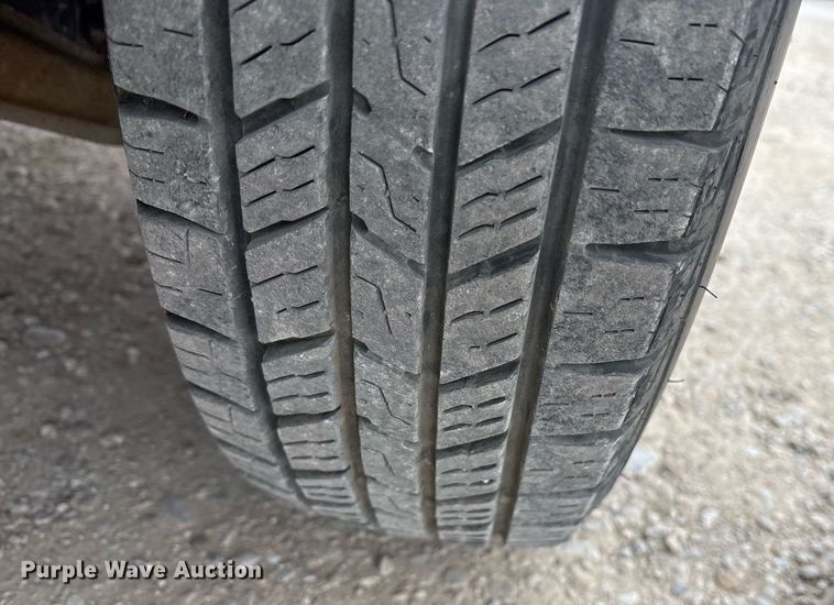 image for item EY9965 2007 Chevrolet Silverado 3500HD flatbed pickup truck