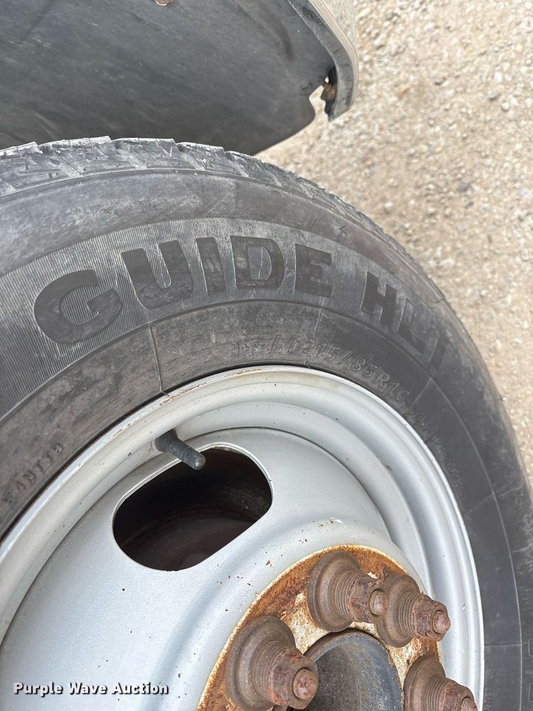 image for item EY9965 2007 Chevrolet Silverado 3500HD flatbed pickup truck