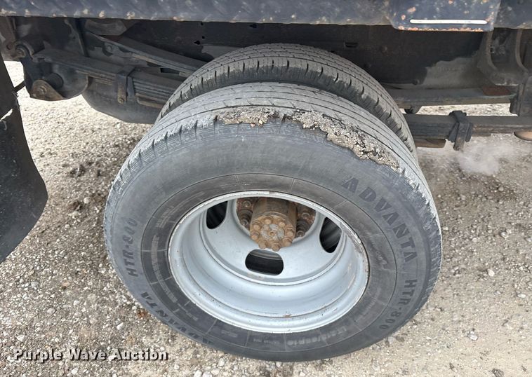 image for item EY9965 2007 Chevrolet Silverado 3500HD flatbed pickup truck