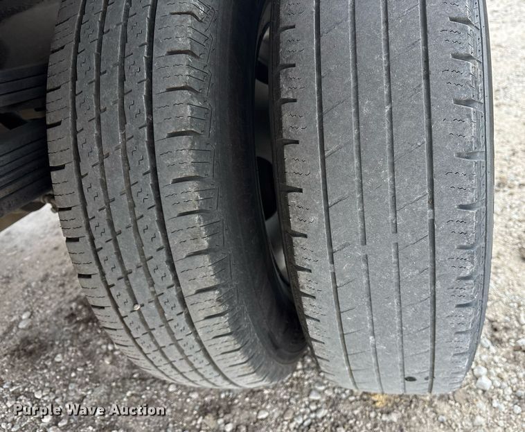 image for item EY9965 2007 Chevrolet Silverado 3500HD flatbed pickup truck