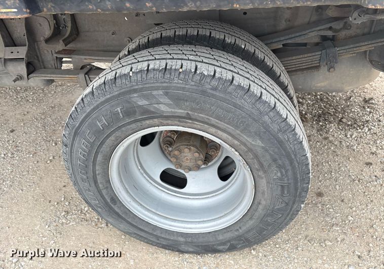 image for item EY9965 2007 Chevrolet Silverado 3500HD flatbed pickup truck