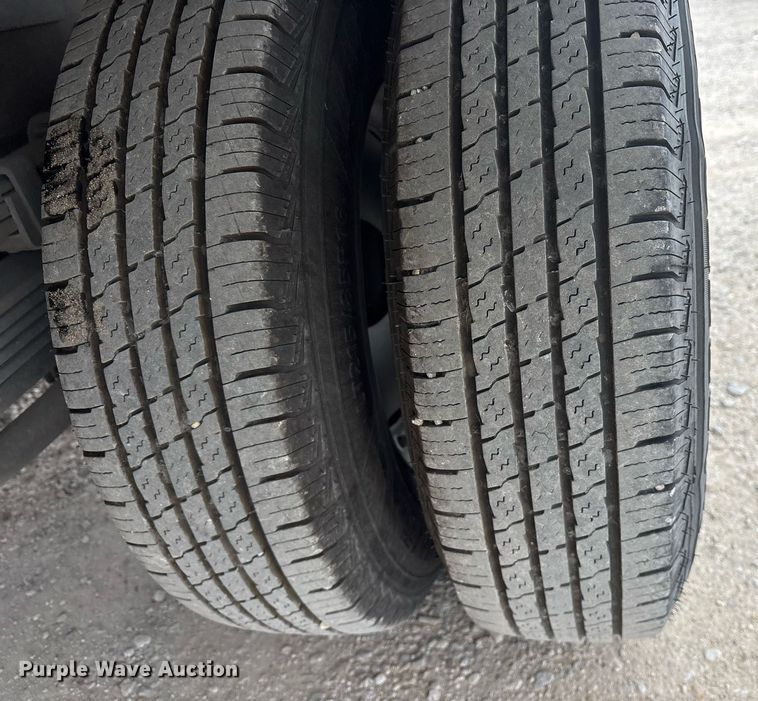 image for item EY9965 2007 Chevrolet Silverado 3500HD flatbed pickup truck