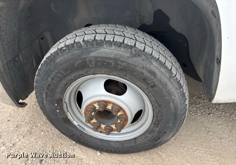 image for item EY9965 2007 Chevrolet Silverado 3500HD flatbed pickup truck