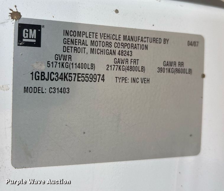 image for item EY9965 2007 Chevrolet Silverado 3500HD flatbed pickup truck