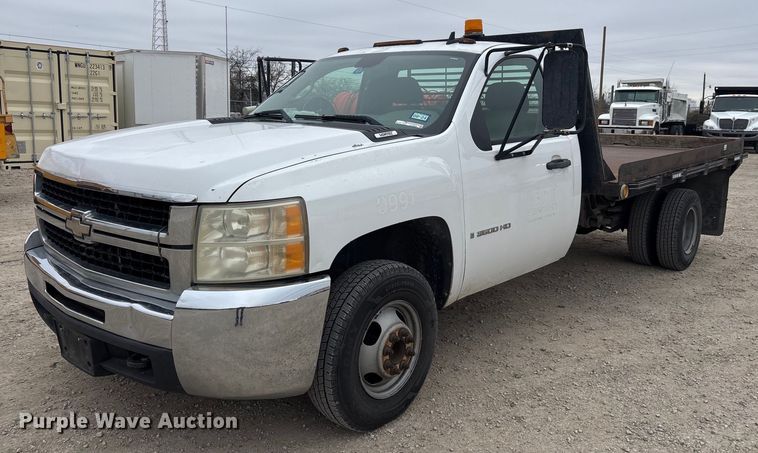 image for item EY9966 2007 Chevrolet Silverado 3500HD flatbed pickup truck