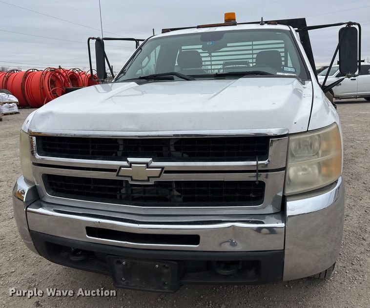 image for item EY9966 2007 Chevrolet Silverado 3500HD flatbed pickup truck