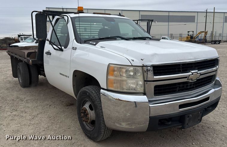 image for item EY9966 2007 Chevrolet Silverado 3500HD flatbed pickup truck
