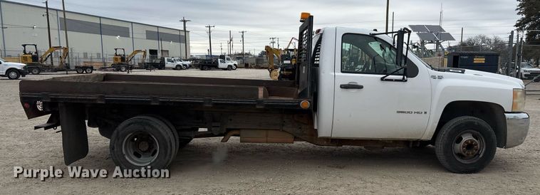 image for item EY9966 2007 Chevrolet Silverado 3500HD flatbed pickup truck