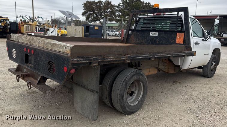 image for item EY9966 2007 Chevrolet Silverado 3500HD flatbed pickup truck