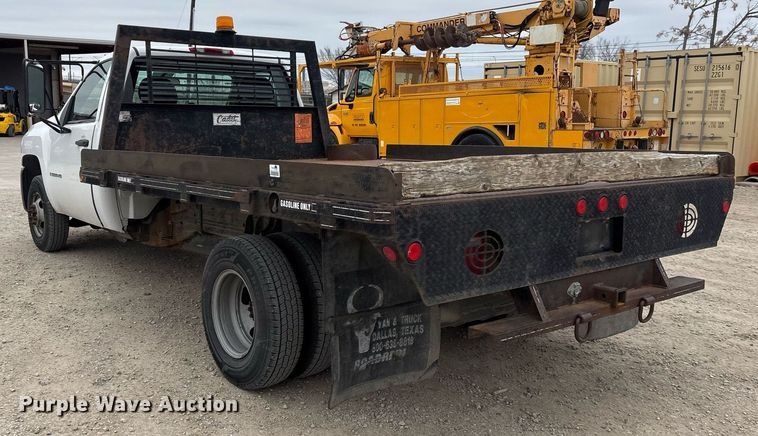 image for item EY9966 2007 Chevrolet Silverado 3500HD flatbed pickup truck