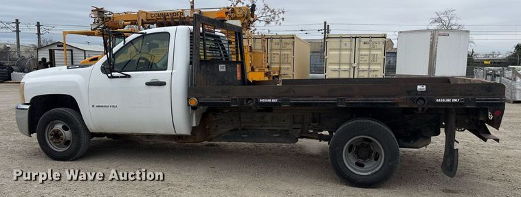 image for item EY9966 2007 Chevrolet Silverado 3500HD flatbed pickup truck