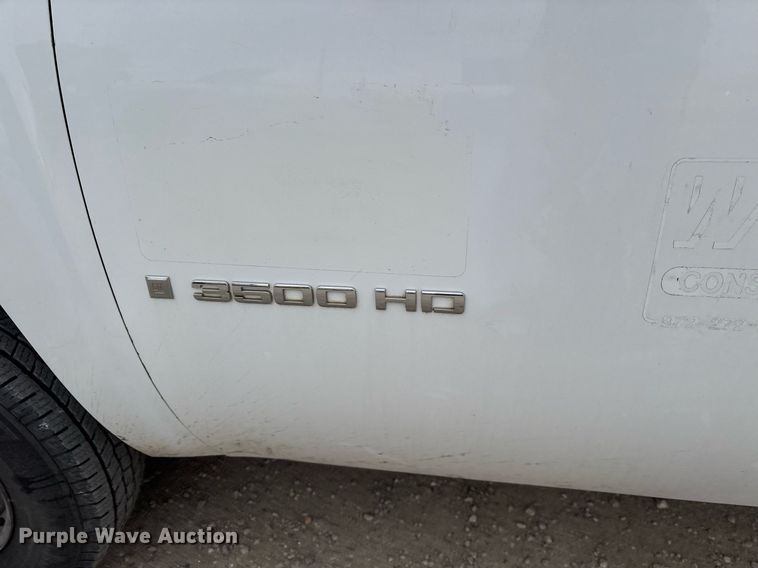 image for item EY9966 2007 Chevrolet Silverado 3500HD flatbed pickup truck