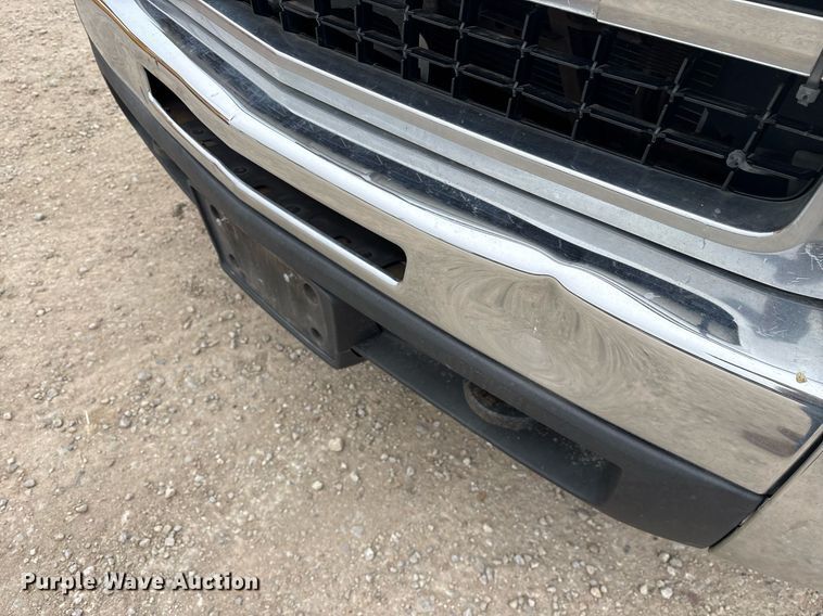 image for item EY9966 2007 Chevrolet Silverado 3500HD flatbed pickup truck