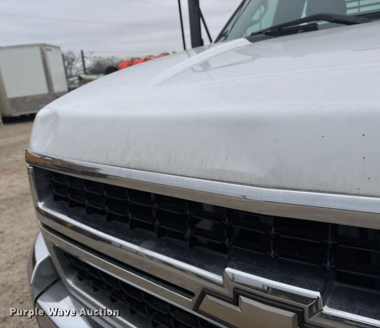 image for item EY9966 2007 Chevrolet Silverado 3500HD flatbed pickup truck