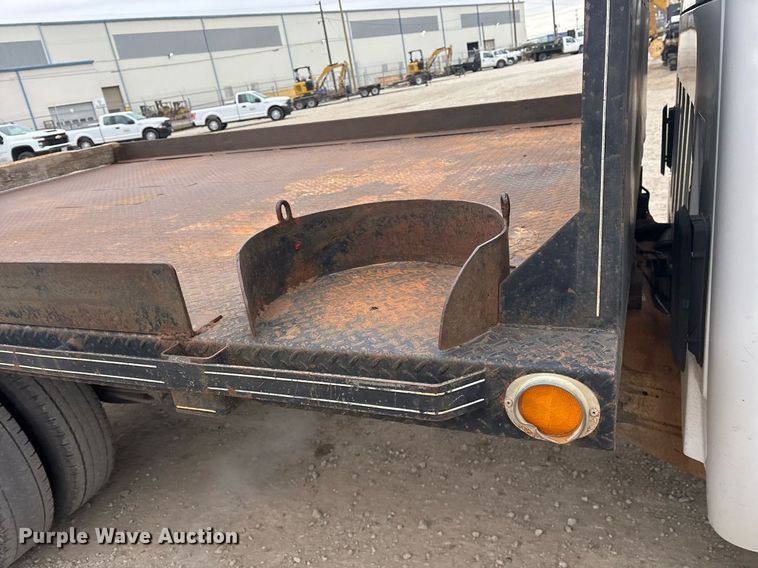 image for item EY9966 2007 Chevrolet Silverado 3500HD flatbed pickup truck