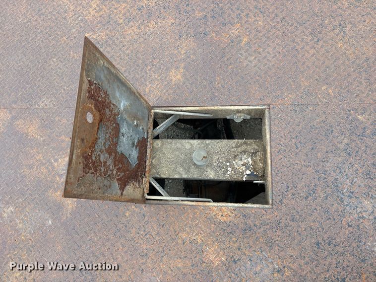 image for item EY9966 2007 Chevrolet Silverado 3500HD flatbed pickup truck