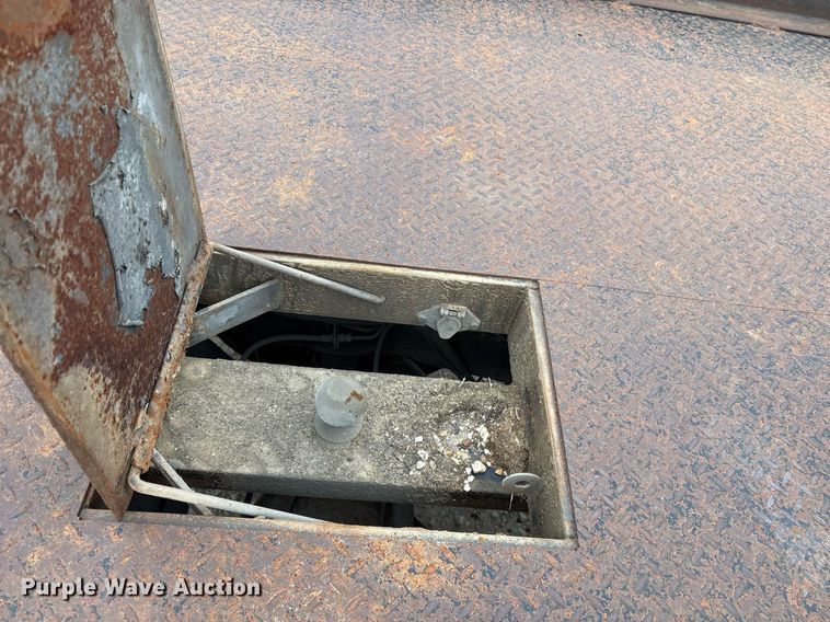 image for item EY9966 2007 Chevrolet Silverado 3500HD flatbed pickup truck