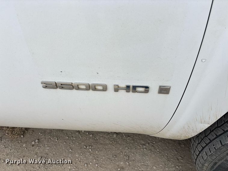 image for item EY9966 2007 Chevrolet Silverado 3500HD flatbed pickup truck