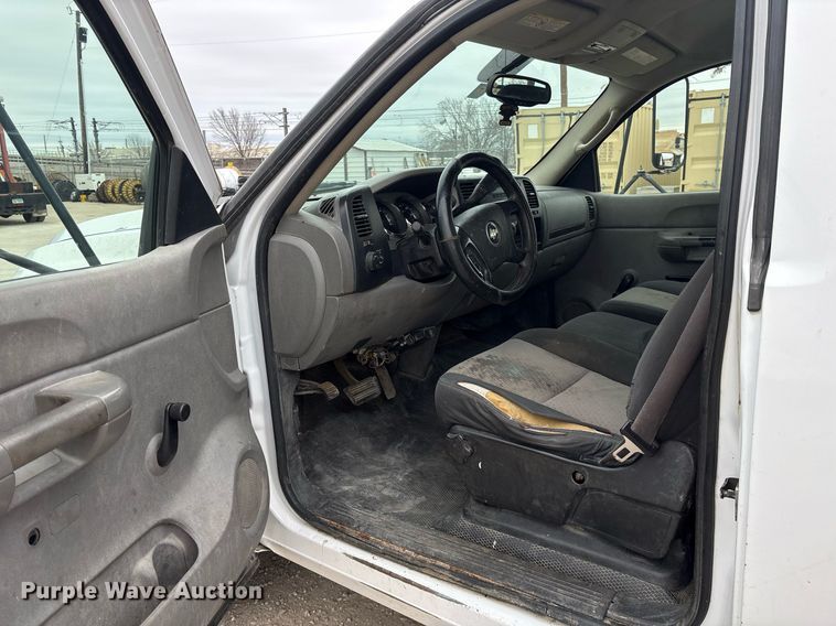 image for item EY9966 2007 Chevrolet Silverado 3500HD flatbed pickup truck