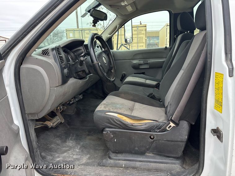 image for item EY9966 2007 Chevrolet Silverado 3500HD flatbed pickup truck