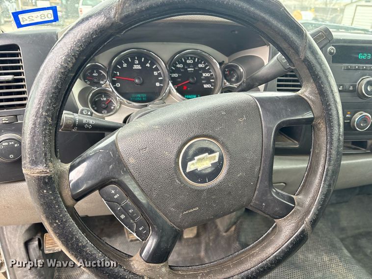 image for item EY9966 2007 Chevrolet Silverado 3500HD flatbed pickup truck