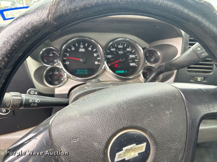 image for item EY9966 2007 Chevrolet Silverado 3500HD flatbed pickup truck