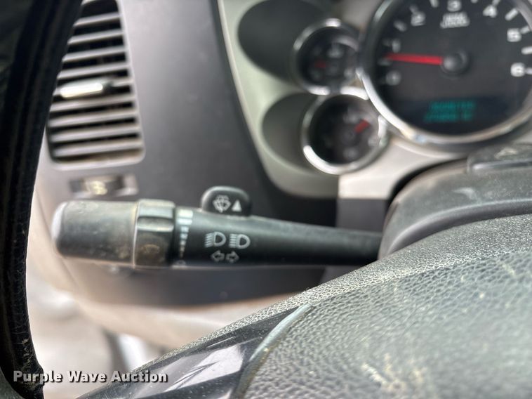 image for item EY9966 2007 Chevrolet Silverado 3500HD flatbed pickup truck