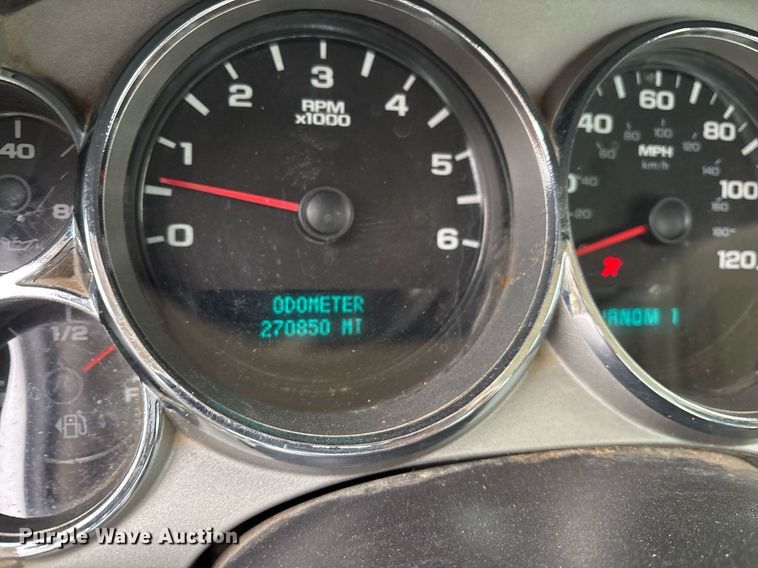 image for item EY9966 2007 Chevrolet Silverado 3500HD flatbed pickup truck