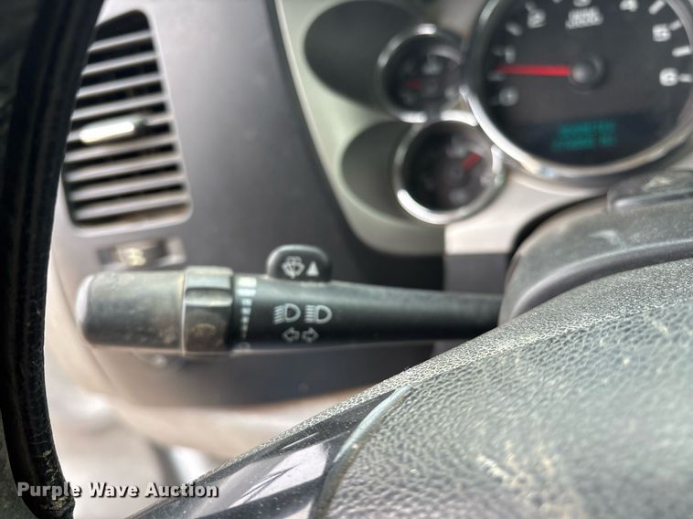 image for item EY9966 2007 Chevrolet Silverado 3500HD flatbed pickup truck