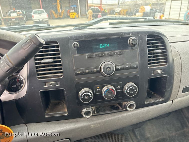 image for item EY9966 2007 Chevrolet Silverado 3500HD flatbed pickup truck