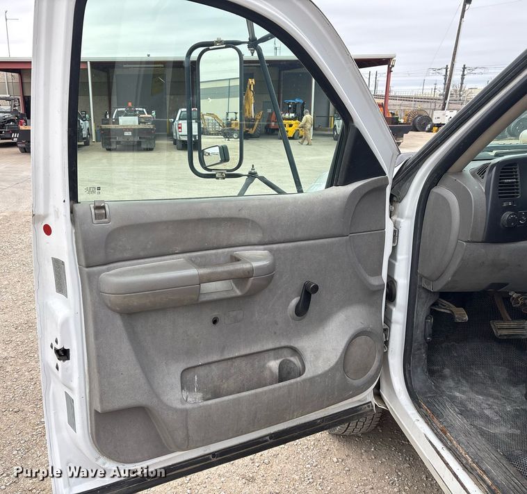 image for item EY9966 2007 Chevrolet Silverado 3500HD flatbed pickup truck