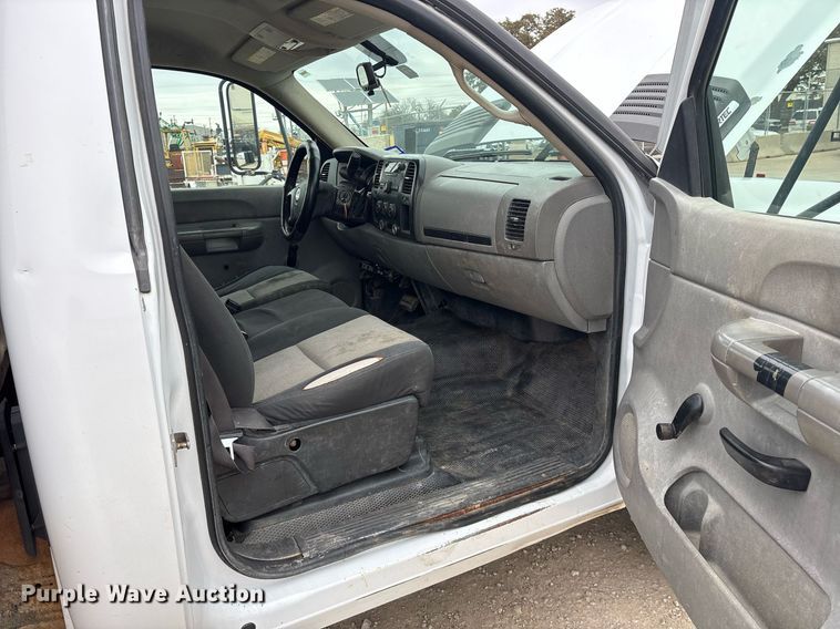 image for item EY9966 2007 Chevrolet Silverado 3500HD flatbed pickup truck