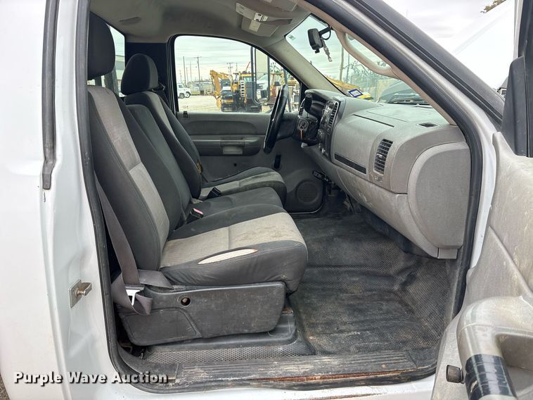 image for item EY9966 2007 Chevrolet Silverado 3500HD flatbed pickup truck